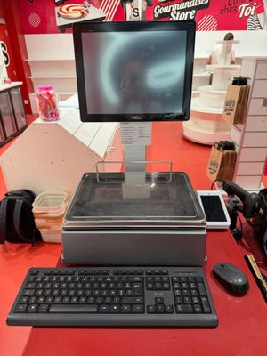un clavier et un écran posés sur un bureau dans un magasin