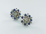 une paire de boucles d'oreilles en saphir et diamant