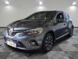 la voiture grise est garée sur le sol en damier d'un garage