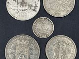 quatre pièces de monnaie britanniques différentes sont représentées sur un fond noir