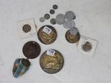 quelques pièces de monnaie et d'autres objets posés sur une table