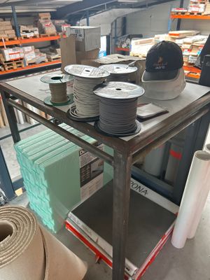 de nombreux rouleaux de ruban adhésif posés sur une table dans un entrepôt