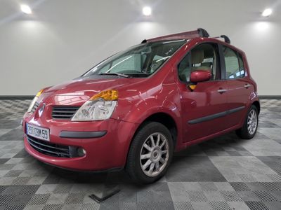 la photo d'une voiture rouge garée dans un garage