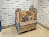 une caisse en bois contenant un bouquet de fleurs
