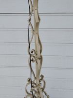 Lampadaire en fer laqué blanc orné de volutes reposant sur u… (photo 4)
