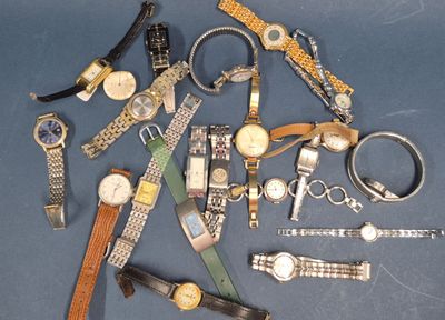 Important lots de montres de dames en métal.