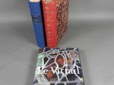 deux livres posés l'un à côté de l'autre sur une surface grise