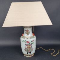 Vase de forme balustre en porcelaine émaillée polychrome, pa…