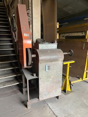 une machine qui se trouve à côté d'un escalier