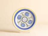 une petite assiette ornée d'un motif bleu et jaune