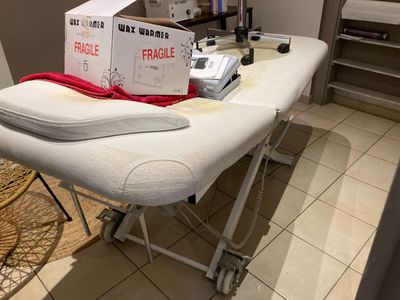 une table sur laquelle est posée une boîte, dans une pièce