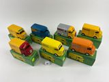 un grand nombre de camions jouets posés sur une table