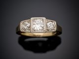 une bague ancienne sertie de trois diamants