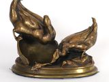 une statue en bronze représentant un dragon, posée sur un socle en marbre