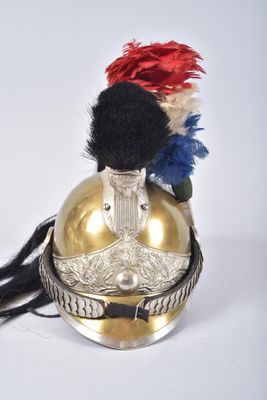 un casque doré orné d'une plume rouge, blanche et bleue