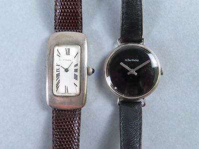 deux montres assises l'une à côté de l'autre sur une table