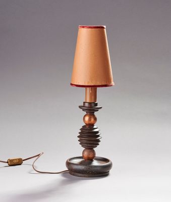 une lampe munie d'un abat-jour marron