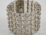 bracelet en argent orné de cristaux transparents sur un fond blanc