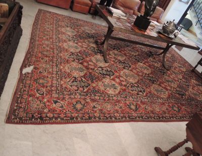 un tapis sur le sol d'un salon