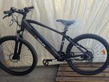 un vélo posé sur une palette contre un mur