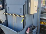 une photo d'un camion garé sur un parking