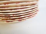 une pile d'assiettes empilées les unes sur les autres sur une table