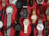 de nombreux modèles de montres disposés sur un fond rouge