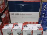 Plusieurs cartons d'appareils photo sont empilés les uns sur les autres dans un magasin.