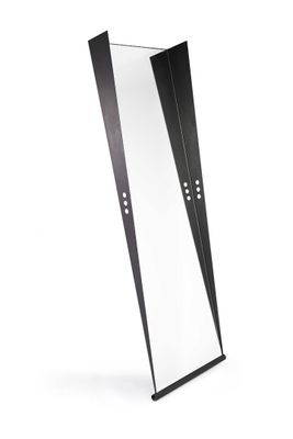 une photo d'un miroir sur pied en noir et blanc
