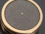 une image montrant un gros plan d'un objet rond posé sur une table