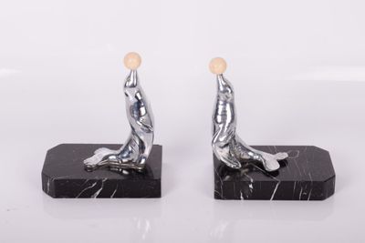 paire de serre-livres en argent sur socle en marbre noir