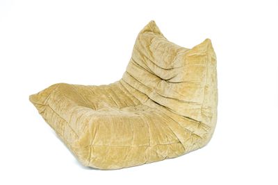 fauteuil poire en velours beige sur fond blanc, avec un fond blanc
