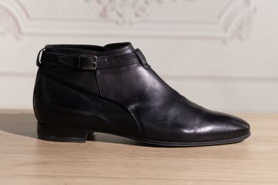 SAINT LAURENT - Paire de boots basses en cuir lisse noir, sa…