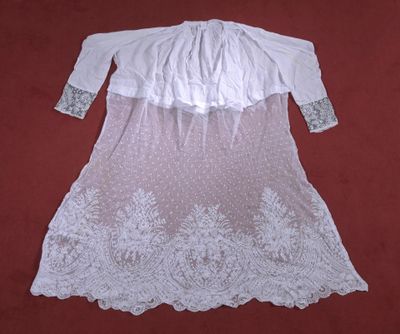 une image représentant une robe blanche sur fond rouge