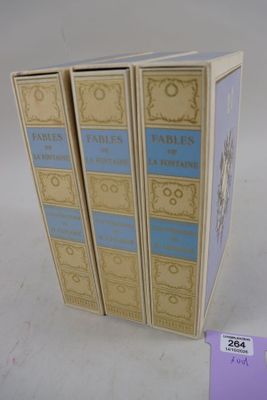 trois livres sont empilés sur une table