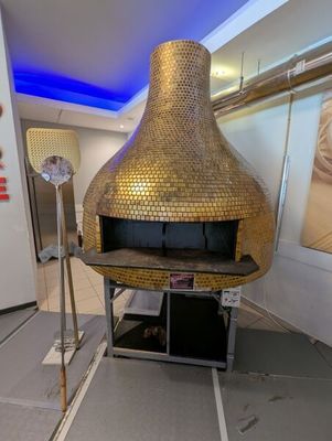 une grande cheminée en métal au milieu d'une pièce