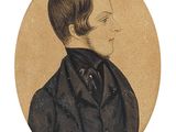 portrait d'un jeune homme en costume noir et cravate