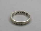 une photo d'une bague en argent sur laquelle est inscrit « it's un amour »
