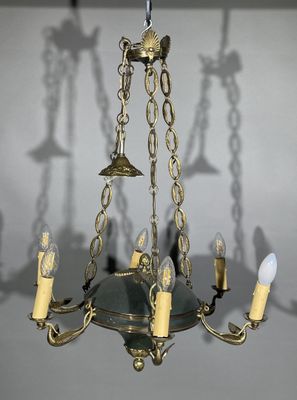 un lustre dont les bougies pendent du plafond