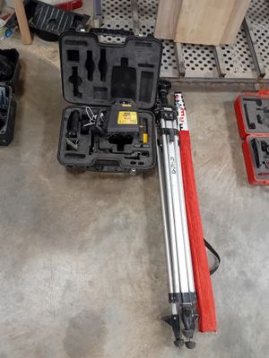 de nombreux outils posés à même le sol