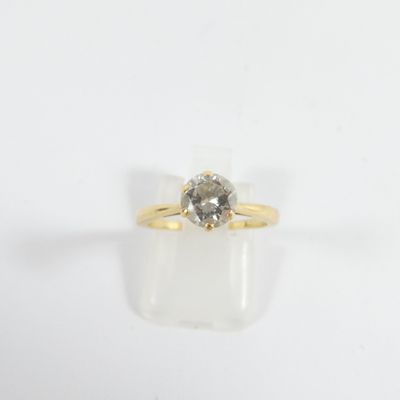 gros plan d'une bague en diamant sur une surface blanche
