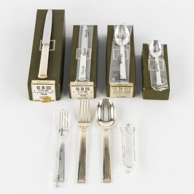 un ensemble de couverts comprenant une fourchette, une cuillère et un couteau