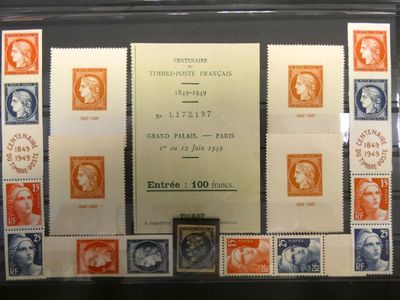 une photo d'une vitrine contenant des timbres et une plaque