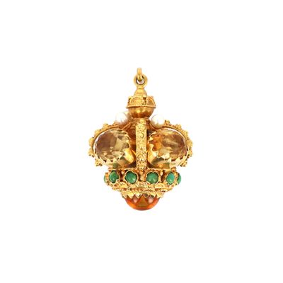 un gros plan d'un pendentif en or orné d'une couronne