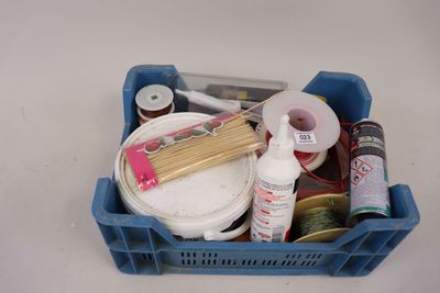 un bac en plastique contenant de nombreuses fournitures