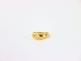 une bague en or sertie d'un diamant blanc