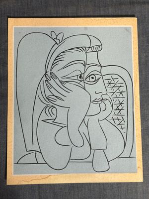 un dessin en noir et blanc représentant une femme assise sur une chaise