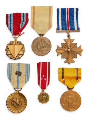 une image d'un groupe de médailles et de médailles sur fond blanc