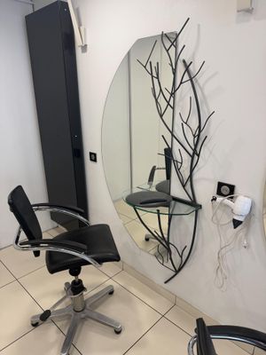 Miroir ovale avec structure métallique noire en forme de bra…