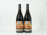 deux bouteilles de vin posées l'une à côté de l'autre sur une table